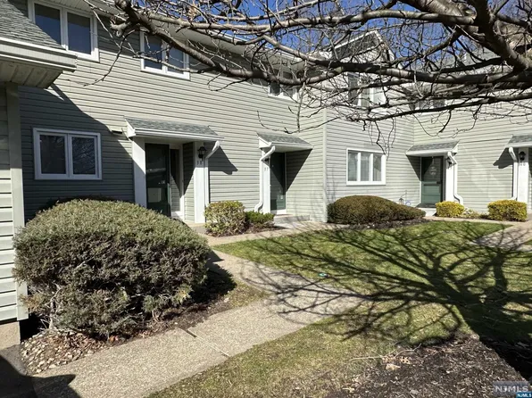 37 Erskine Ct, Mahwah, NJ 07430