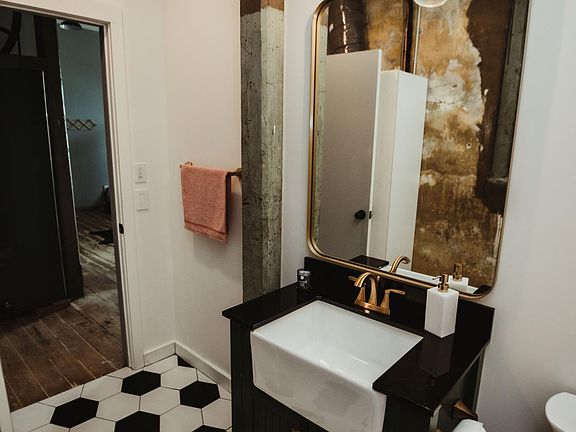 5th image of 10 E Railroad St APT A