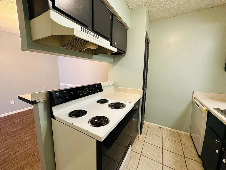 6034 Nw Expy #B — Photo 8