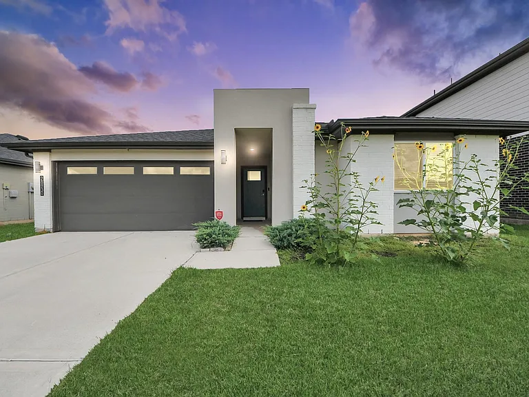 28930 Yulee Mill Dr — Photo 1