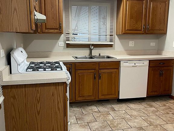 3rd image of 1490 S Pembroke Dr