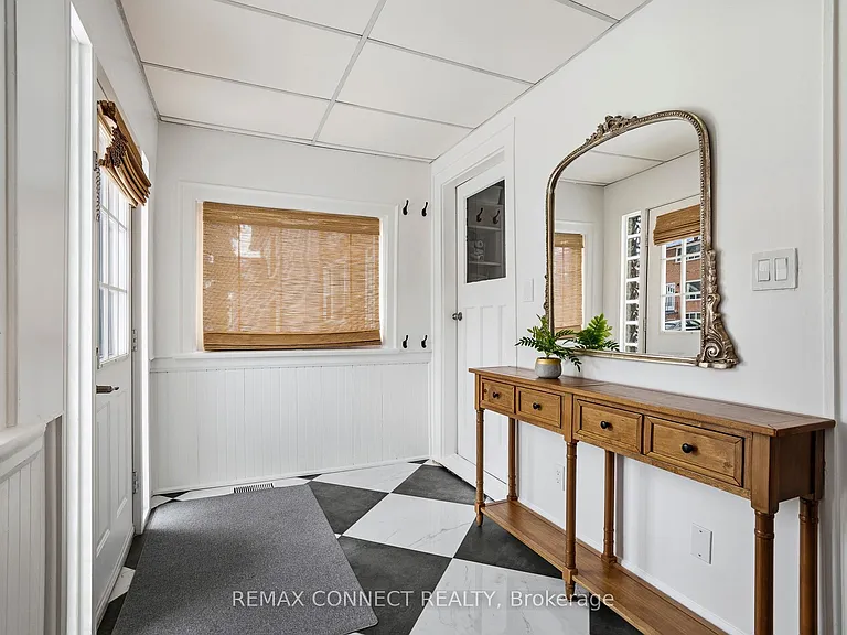 60 Woodbury Rd — Photo 4