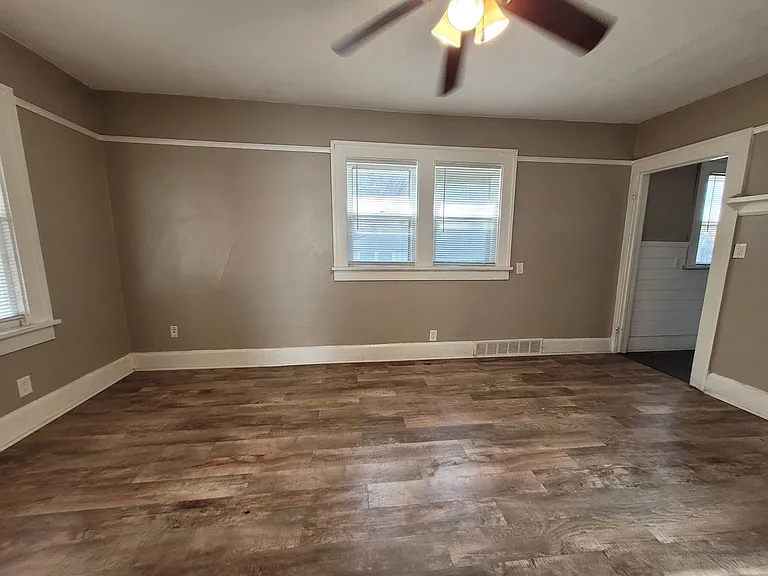 3020 Columbia St — Photo 2