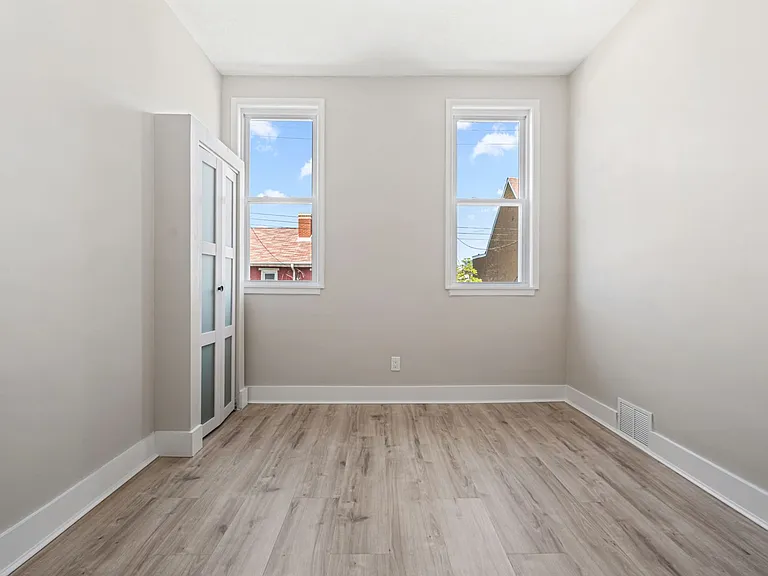 343 Ella St — Photo 12