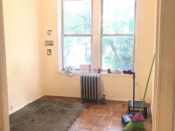 5th image of 2332 28th St APT 1R