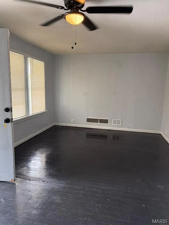 3 bed, 1.0 bath, 966 sqft, $1,400 — Photo 2