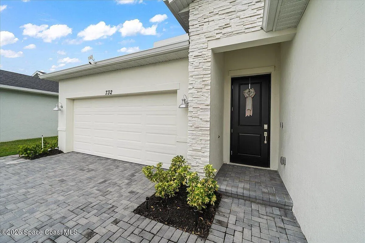 4 bed, 2.0 bath, 1955 sqft, $2,500 — Photo 2