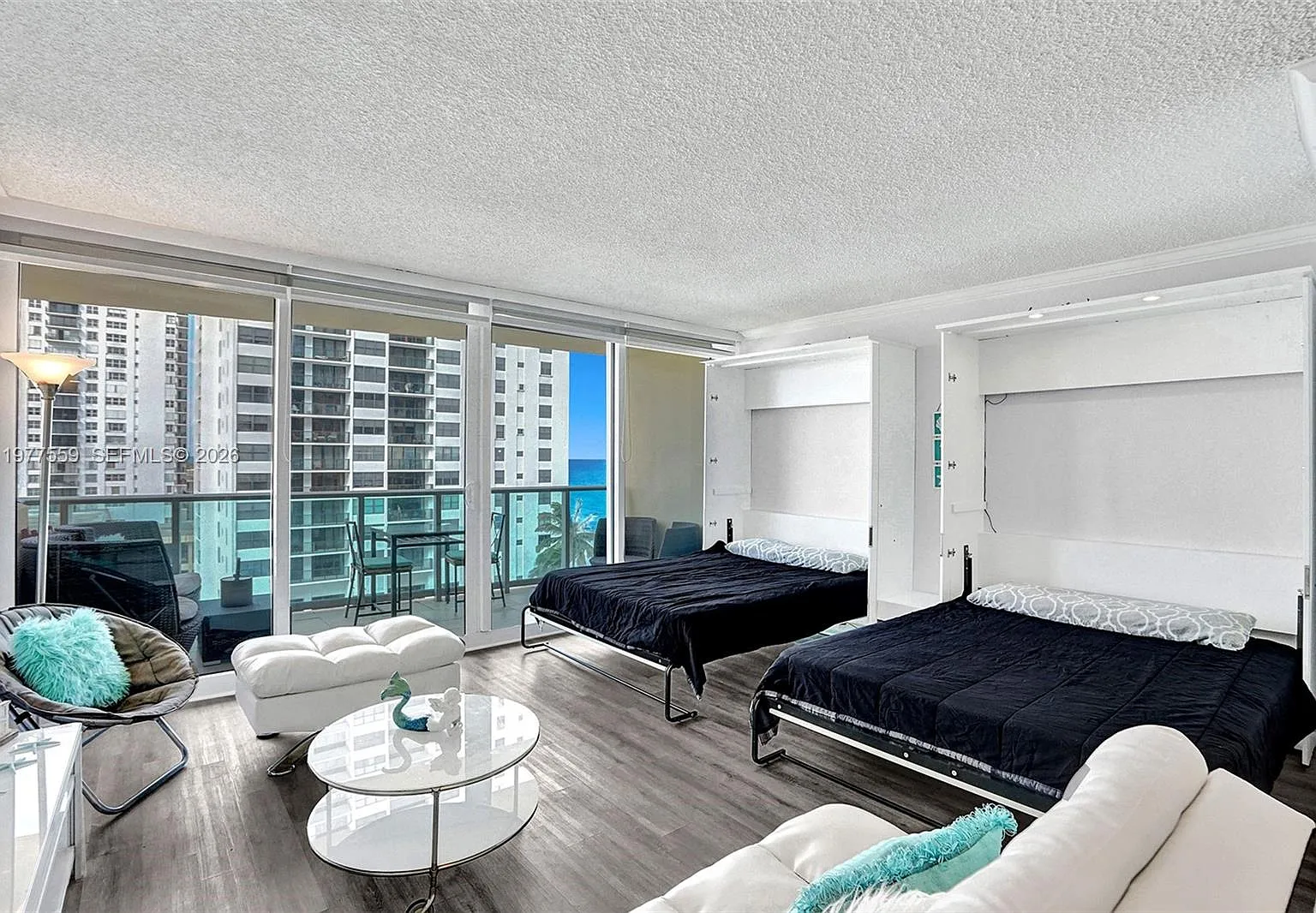 Wave Condo — Photo 1