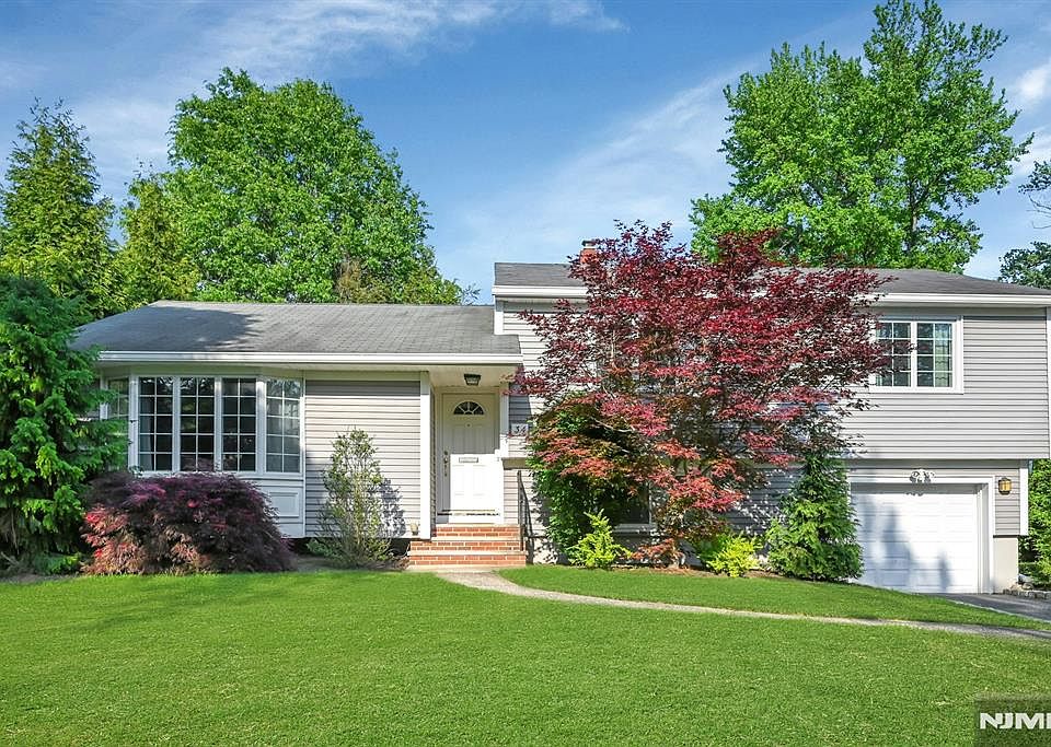 1st image of 34 Eastbrook Dr