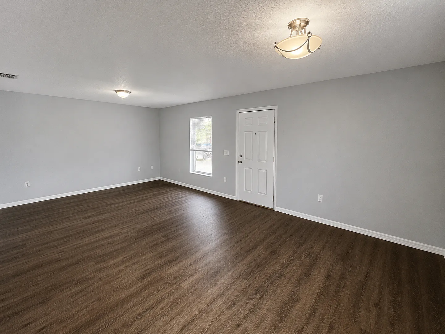 Spacious 2BR/1BA Duplex with Vaulted Ceilings & Bonus Space! — Photo 4