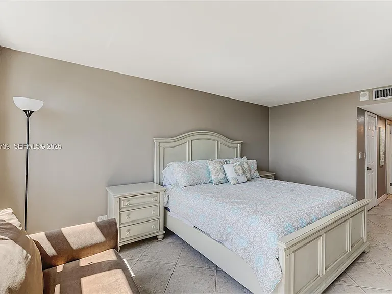 6039 Collins Ave #936 — Photo 29