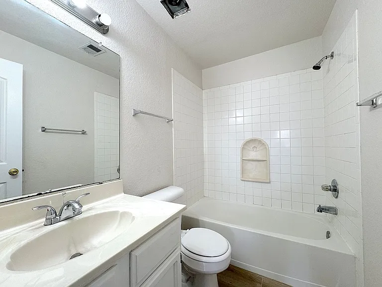 11813 Kings Arms Ct — Photo 12