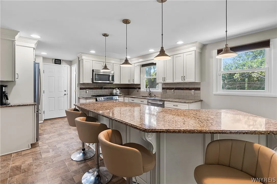 5 bed, 2.5 bath, 1980 sqft, $3,100 — Photo 3