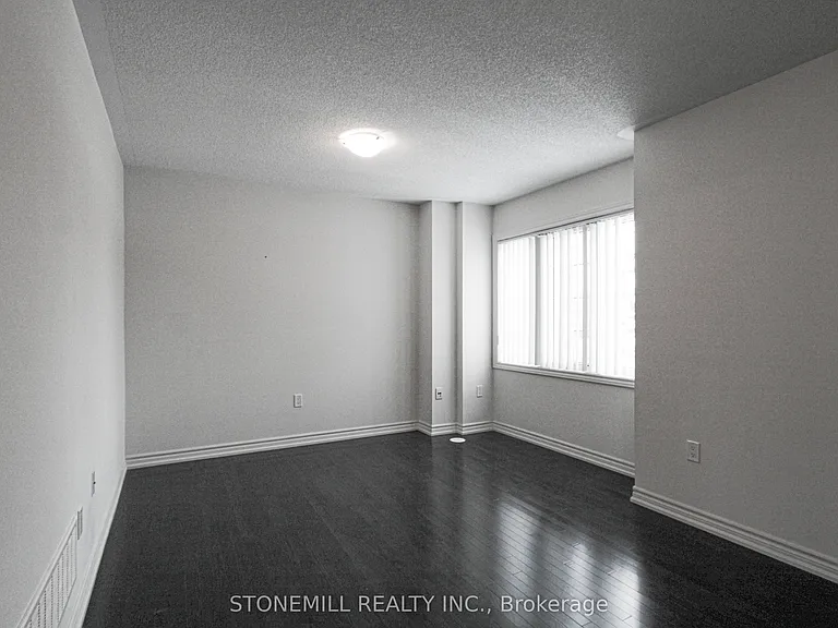 3130 Boxford Cres #5 — Photo 2