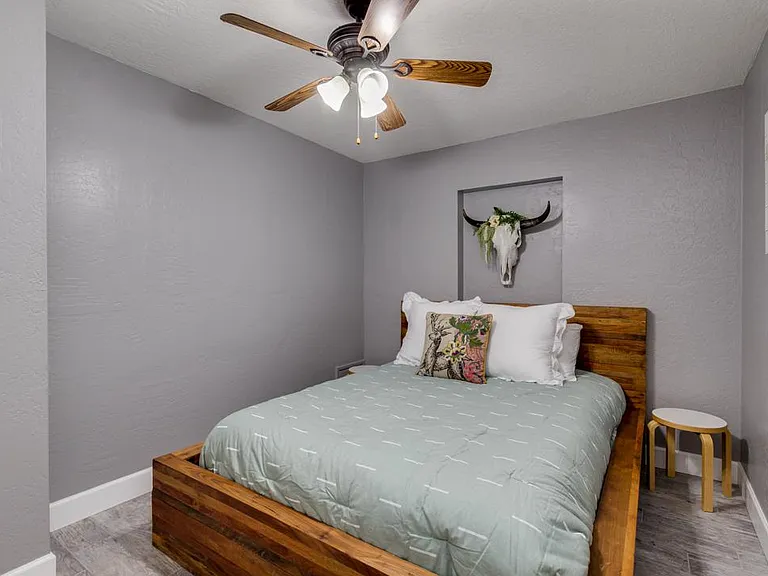 318 E Butler Dr — Photo 21