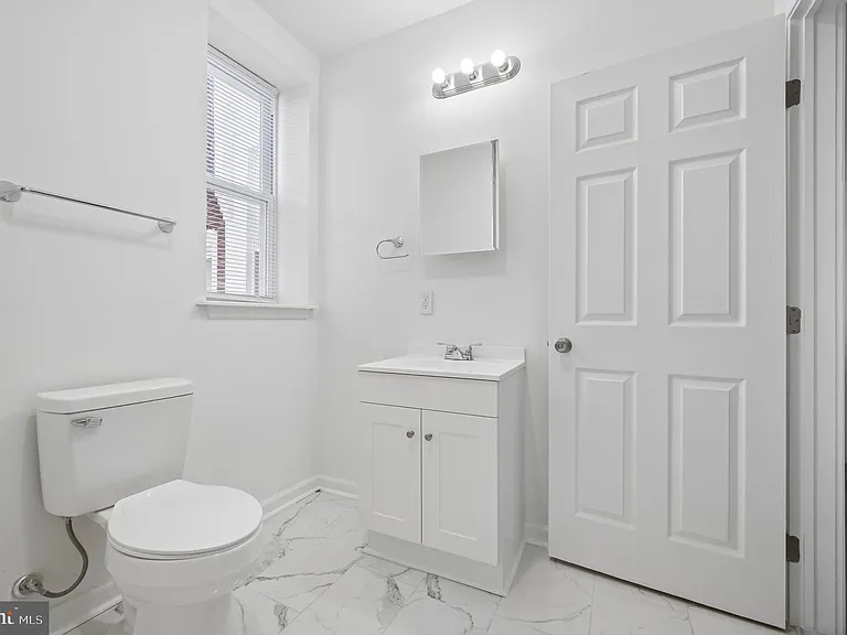 247 W Berkley St — Photo 12