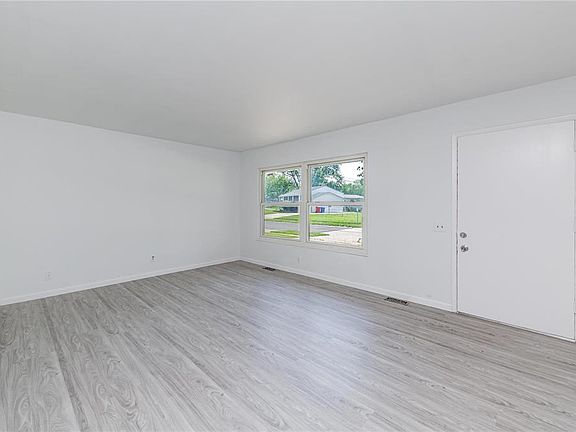 4th image of 1035 N Park Ln