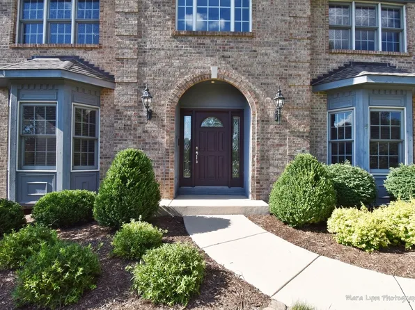 40W682 Willowbrook Dr, Saint Charles, IL 60175