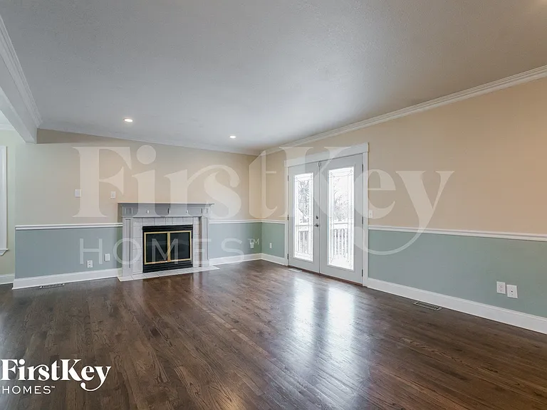 810 York Dr — Photo 4