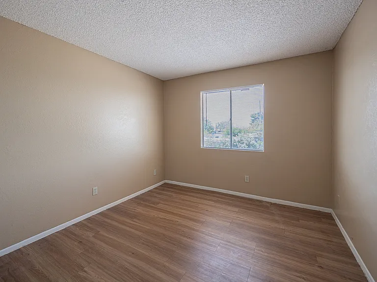 4724 E Portland St — Photo 9