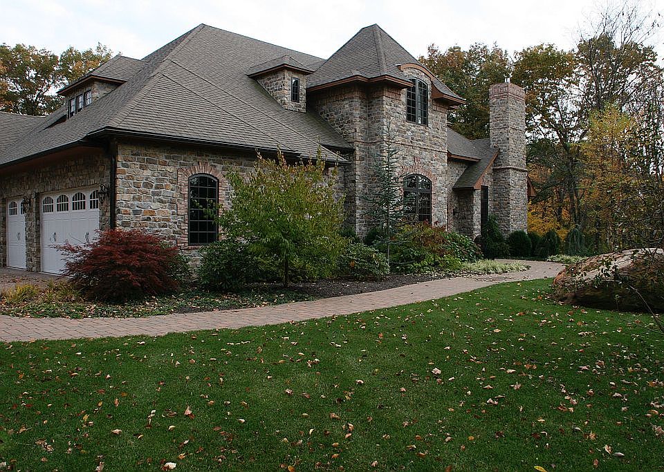 2nd image of 286 Bear Hill Rd