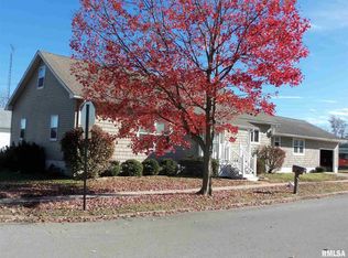 302 S Walnut St, Sesser, IL 62884