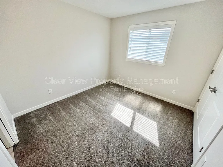 90 Sunridge Blvd W #UPPER LEVEL — Photo 14