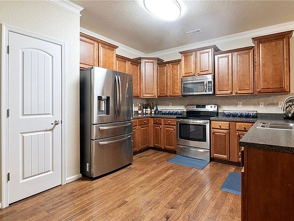 4th image of 405 Green Meadow Drive