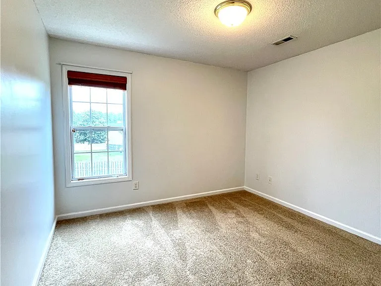 82 Essex Ct W — Photo 13