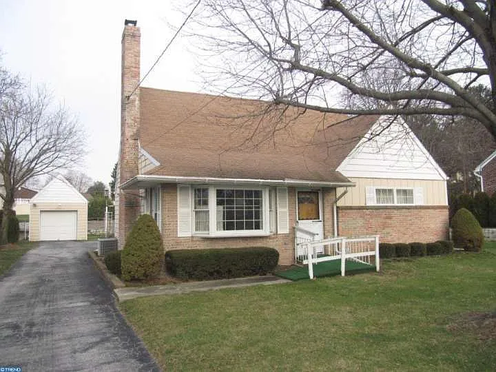 905 Beach St photo 1