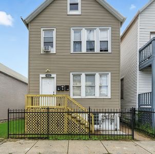 8253 S Brandon Ave, Chicago, IL, 60617