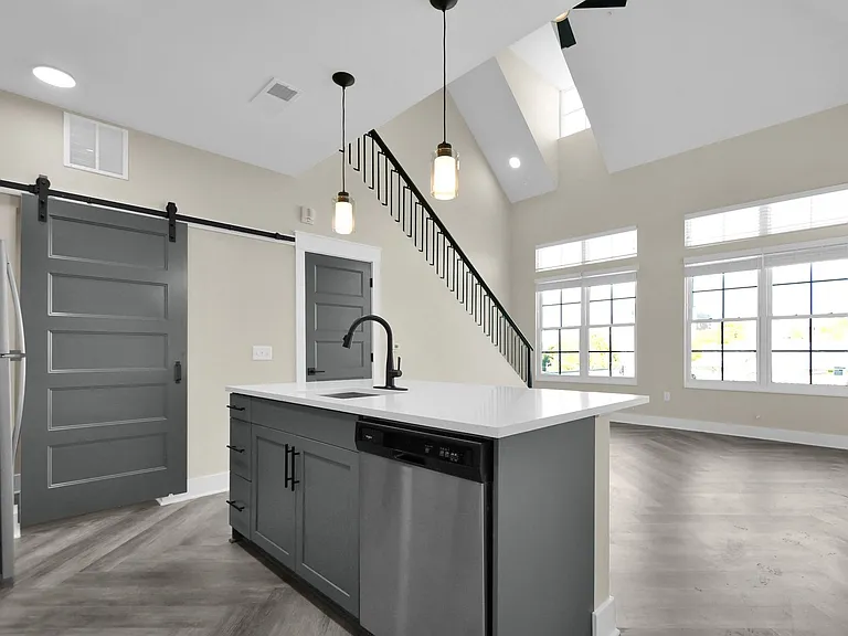 Beautiful luxury apartments available close to downtown! — Photo 9