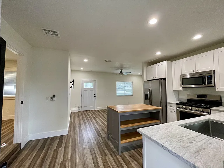 9556 1/2 Cecilwood Dr — Photo 10