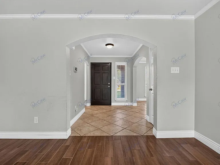 333 Stately Oak Ln — Photo 3