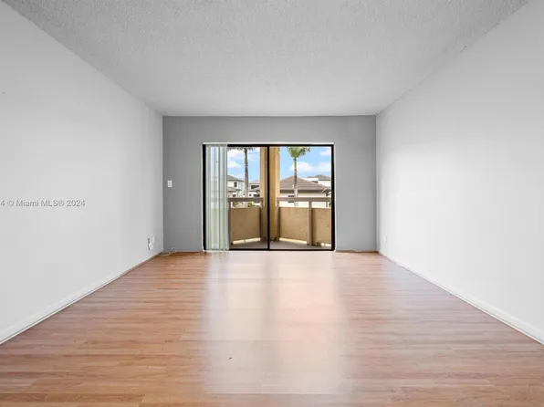 8290 Lake Dr APT 307, Doral, FL 33166