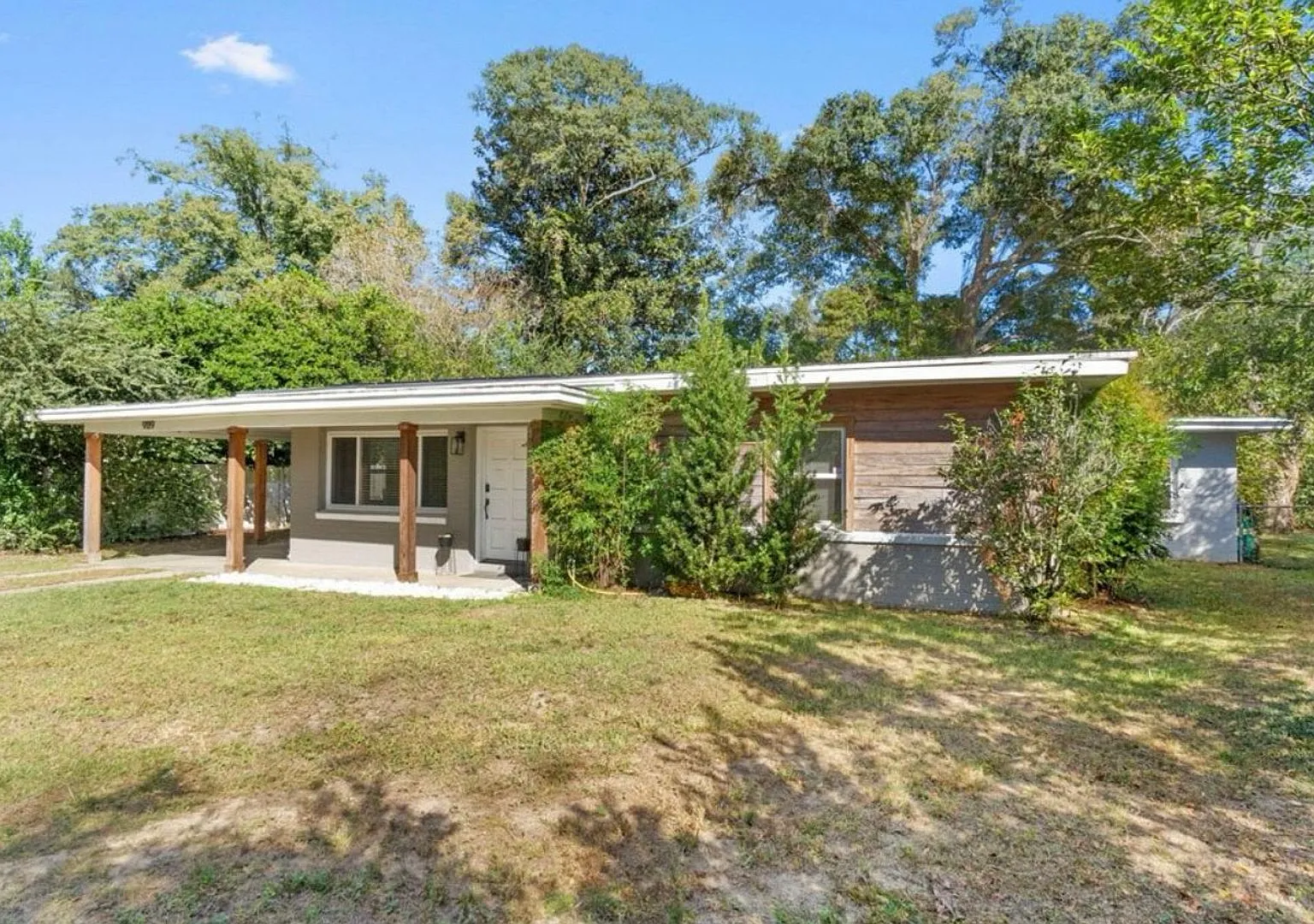 Beautifully Updated 3-Bedroom Home with Modern Finishes & Spacious Living! — Photo 3