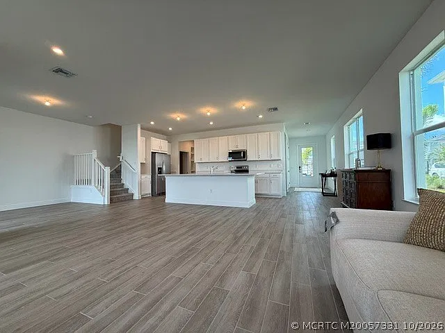 3 bed, 2.5 bath, 2547 sqft, $3,400 — Photo 2