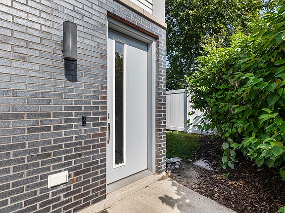 3rd image of 635 Fairview Ave NE #1