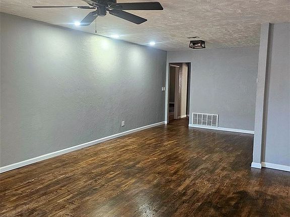2nd image of 615 E Comanche Ave
