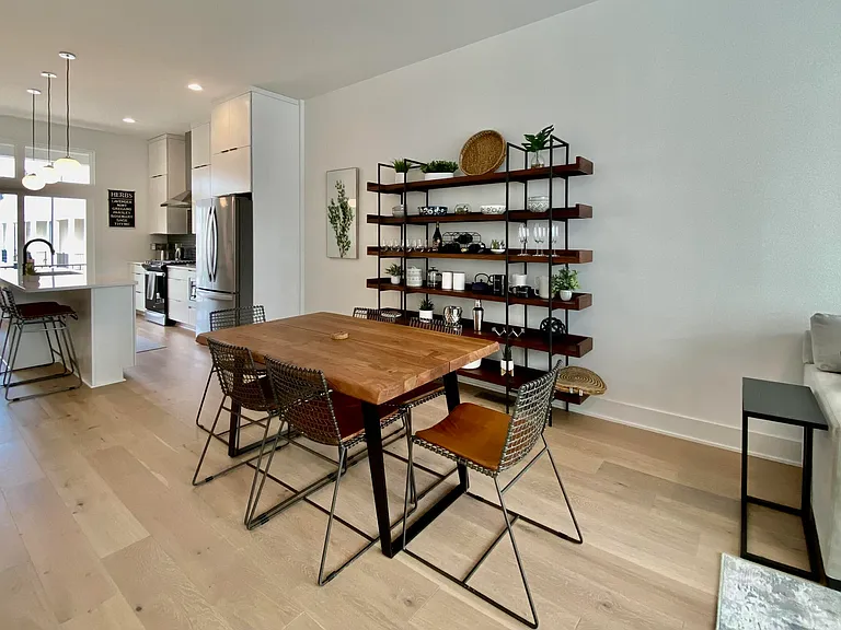 629 Queen St — Photo 20