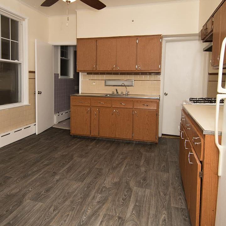 2nd image of 403 Woodlawn Ave #2