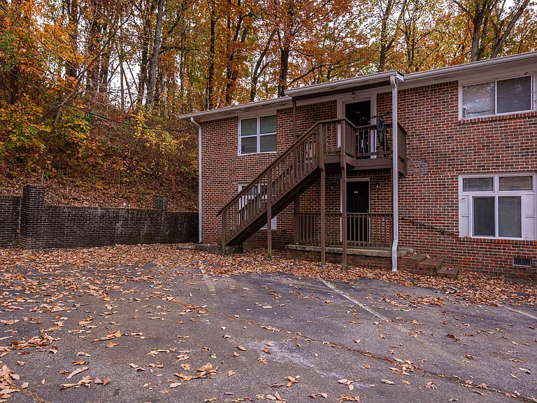 800 Lullwater Rd — Photo 17