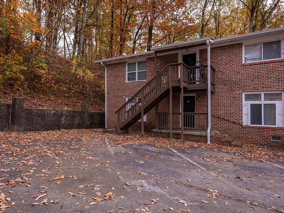 800 Lullwater Rd