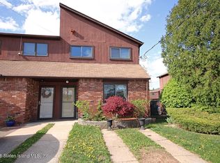 951 W Fingerboard Rd, Staten Island, NY 10304