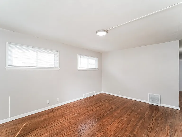 1323338_018_living_room_13132706.jpg