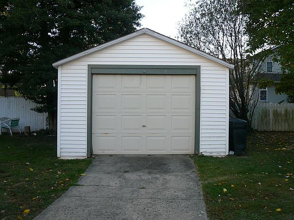 Garage w/auto opener