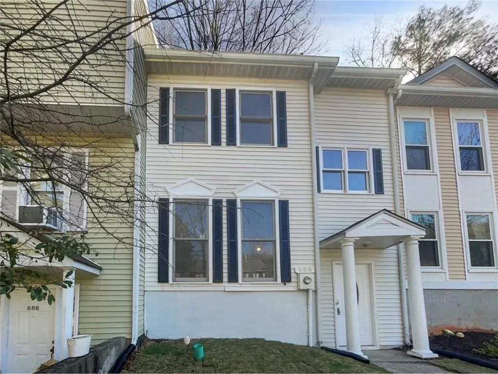 2 bed, 2.5 bath, 1940 sqft, $1,700 — Photo 2