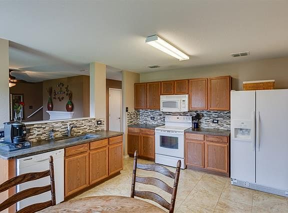 3rd image of 2920 Mockingbird St