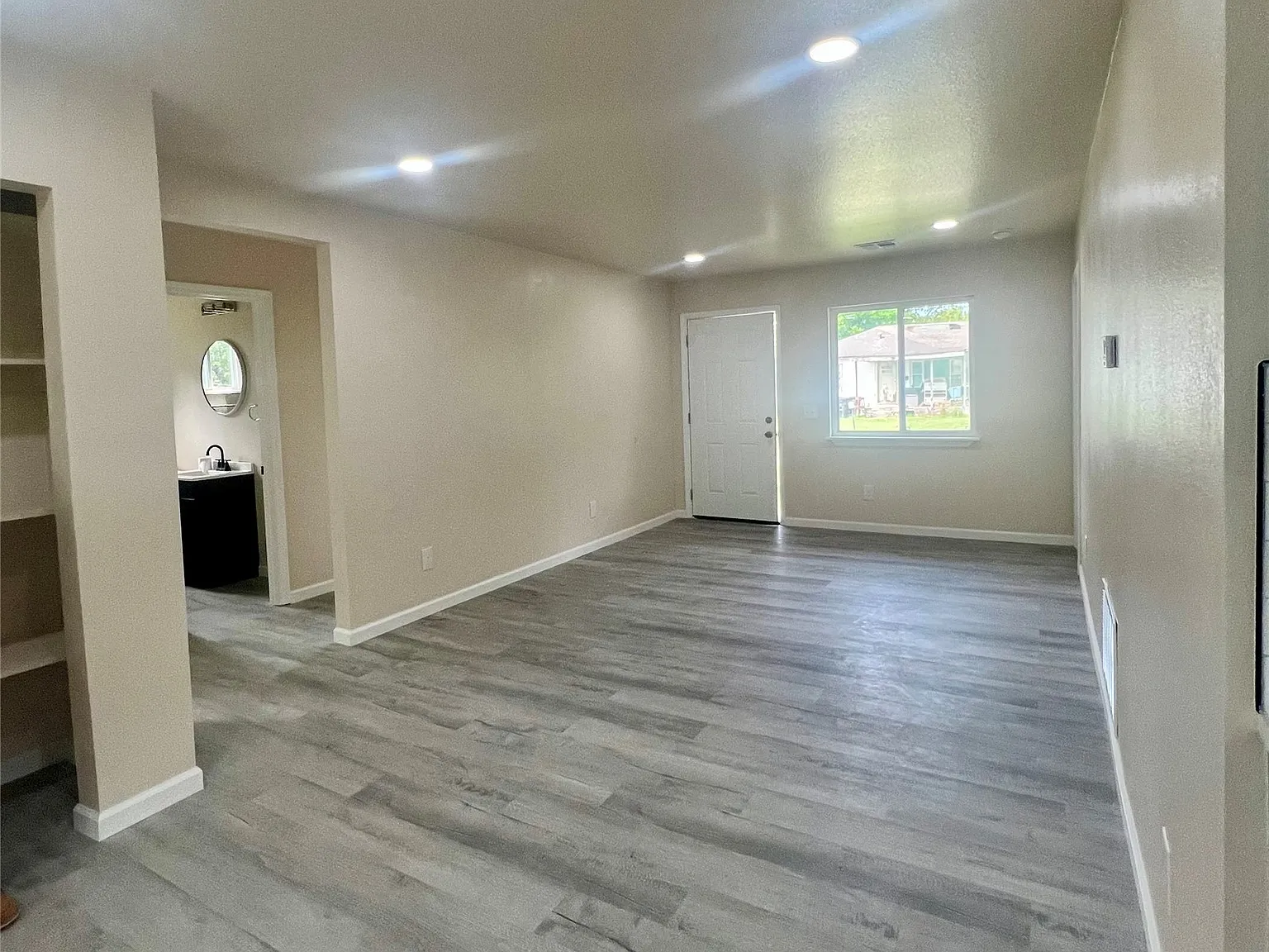 2 bed, 1.0 bath, 823 sqft, $1,200 — Photo 4