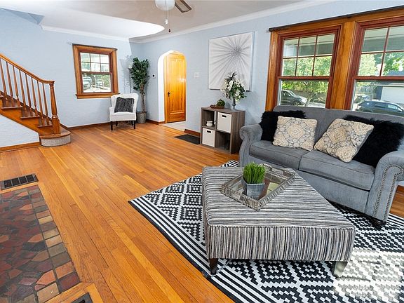 4th image of 14 Basswood Ave